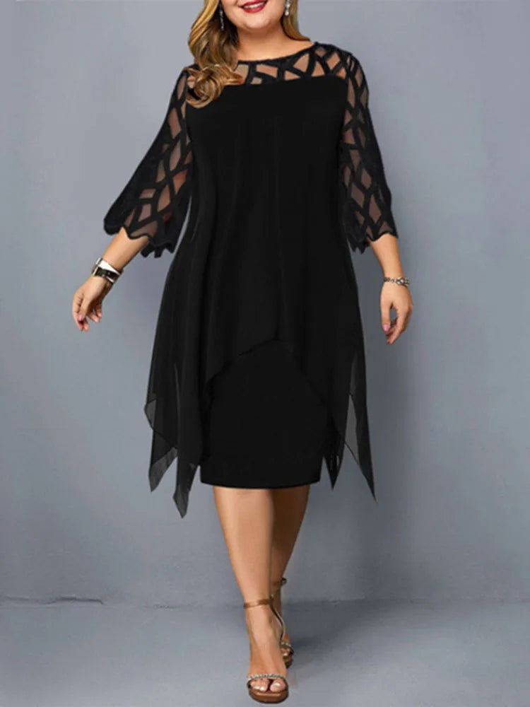 Elegancka sukienka plus size z szyfonową warstwą i ażurowymi rękawami