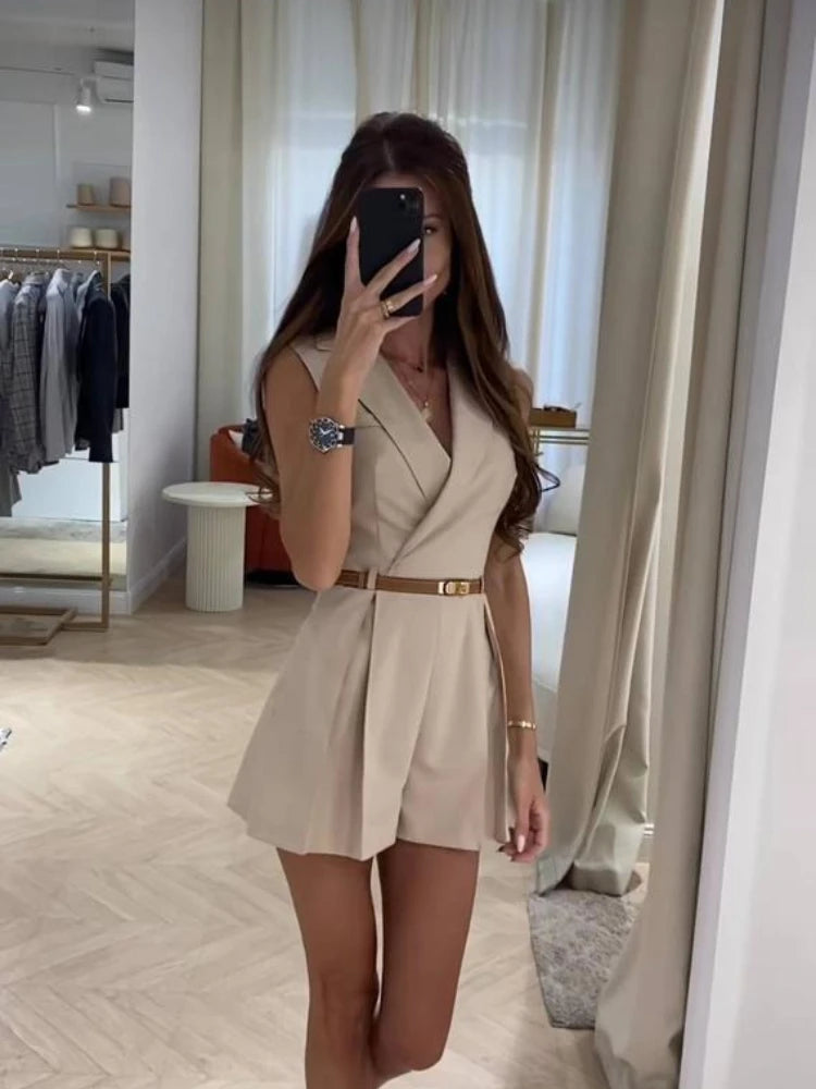 Elegancki kombinezon damski bez rękawów z paskiem – idealny na lato