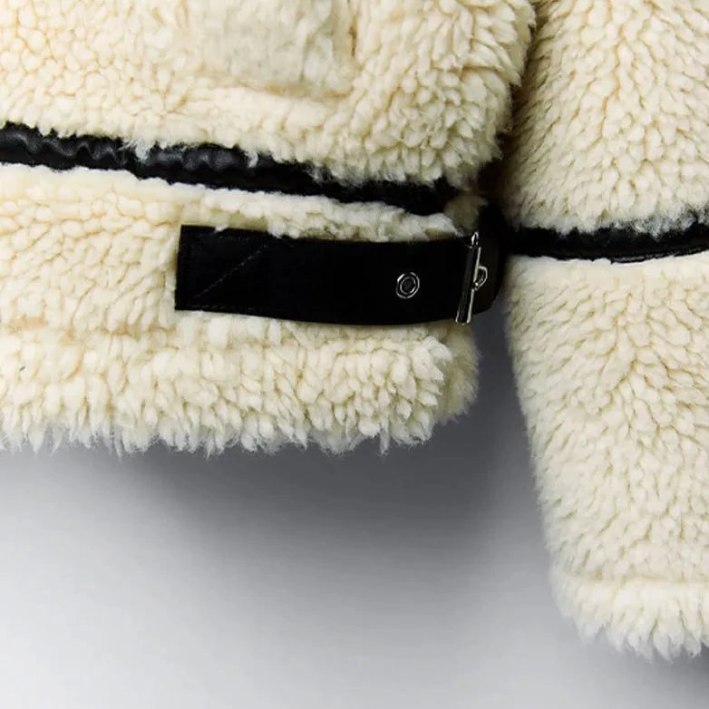 Damska kurtka teddy z futrzanym wykończeniem i detalami