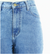 Klasyczne damskie jasne jeansy z podwijanymi nogawkami