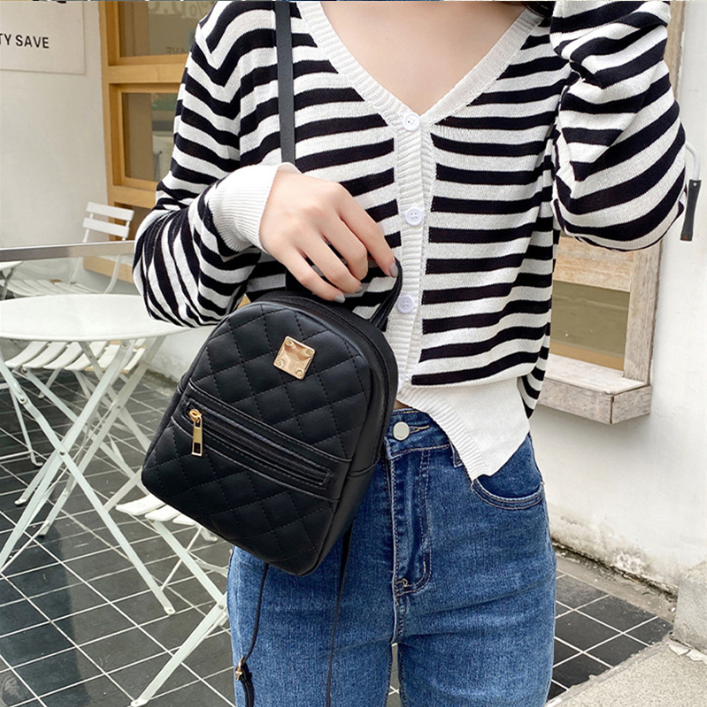 Damski pikowany plecak z ozdobną plakietką