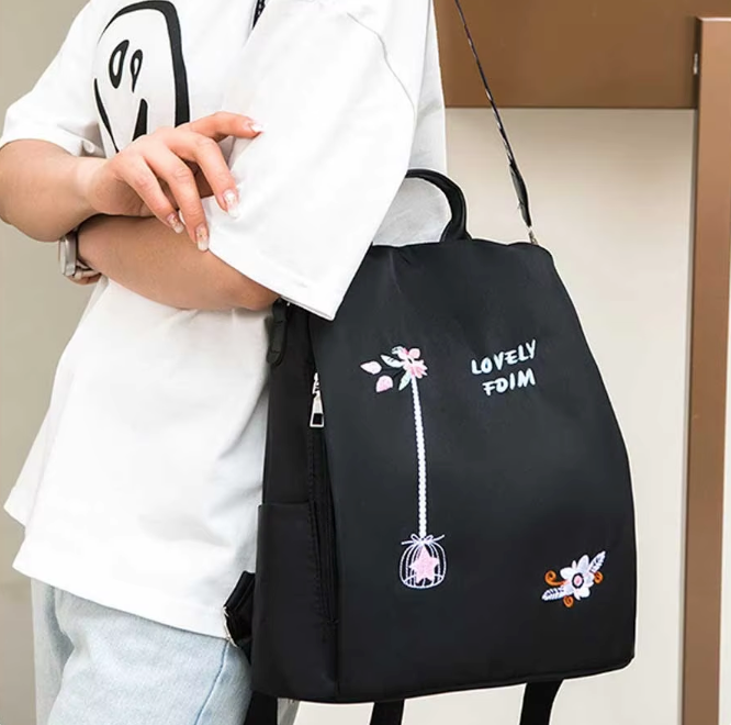 Damski plecak z haftem i ozdobnym paskiem