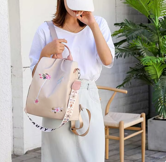 Damski plecak z haftem i ozdobnym paskiem