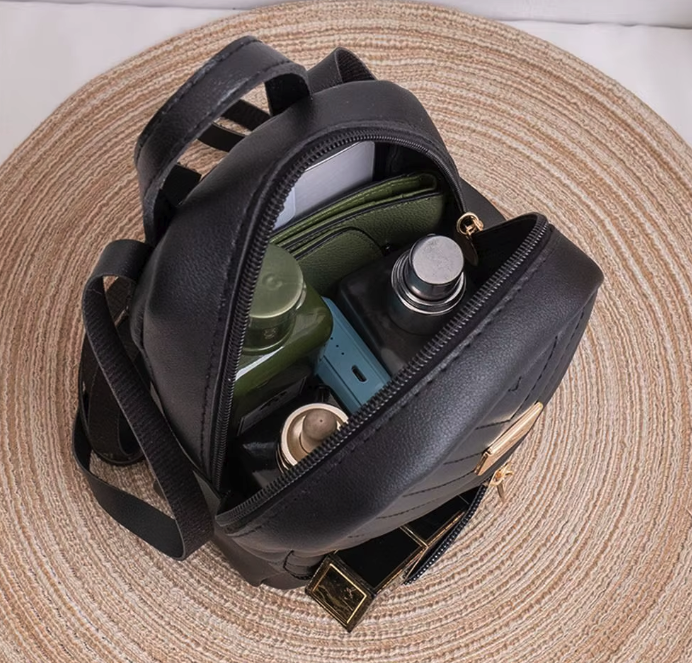 Mały pikowany plecak damski z eleganckimi złotymi detalami