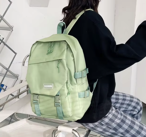 Pojemny plecak w stylu vintage z klamrami