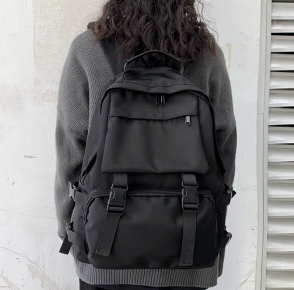 Duży plecak turystyczny z klamrami i kieszeniami