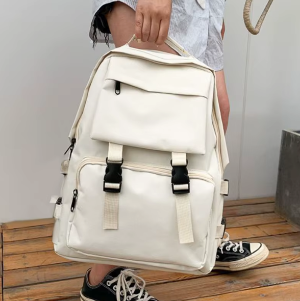 Duży plecak turystyczny z klamrami i kieszeniami