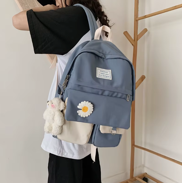 Pojemny plecak szkolny z kwiatową naszywką