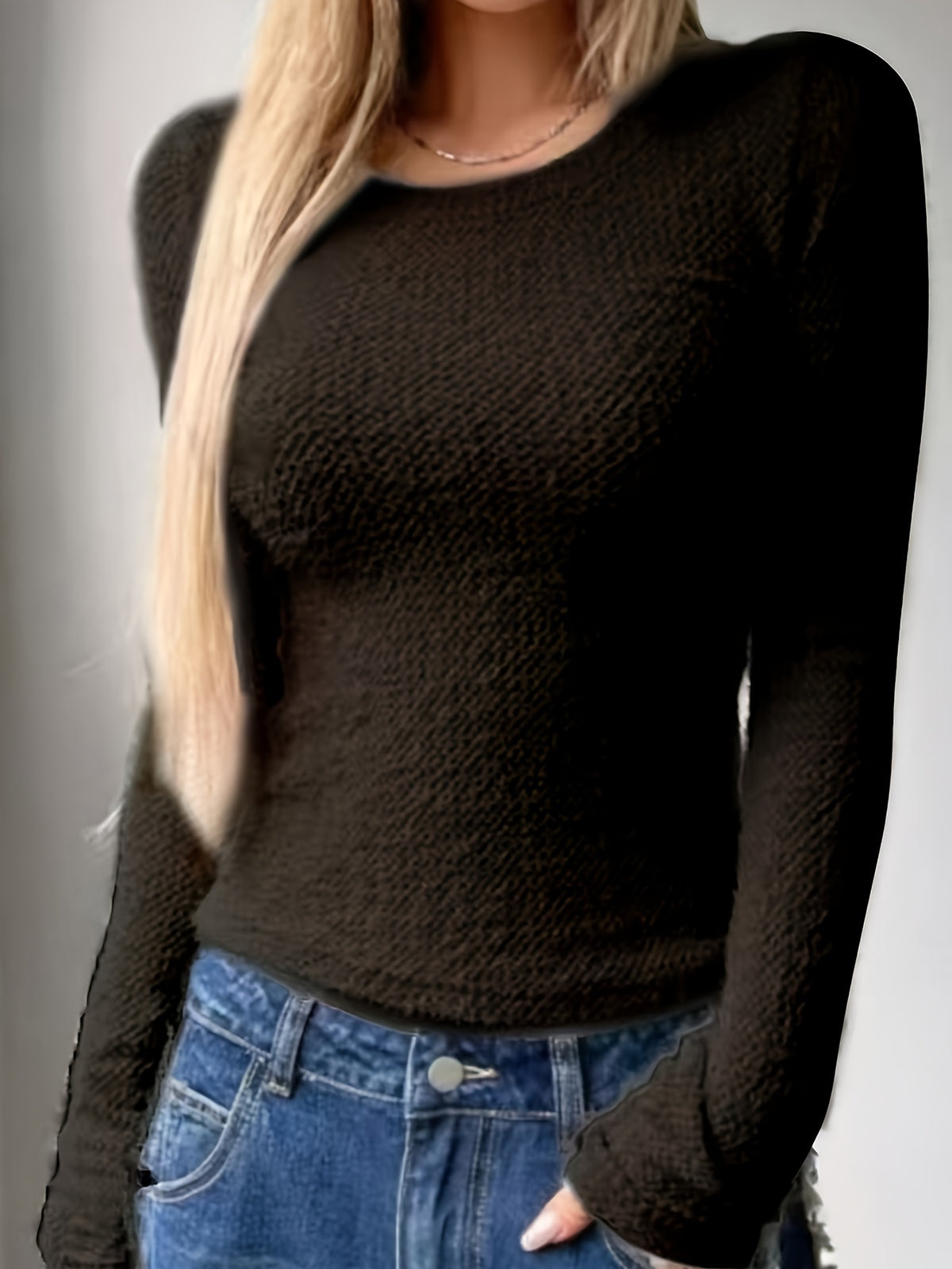 Damski dopasowany sweterek z długim rękawem