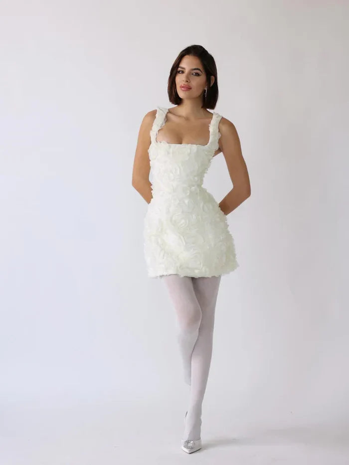 Krótka sukienka z trójwymiarowymi kwiatami – elegancka i romantyczna