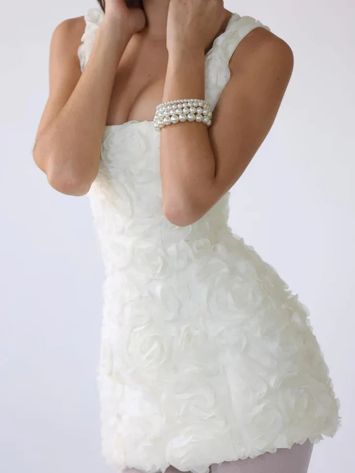 Krótka sukienka z trójwymiarowymi kwiatami – elegancka i romantyczna