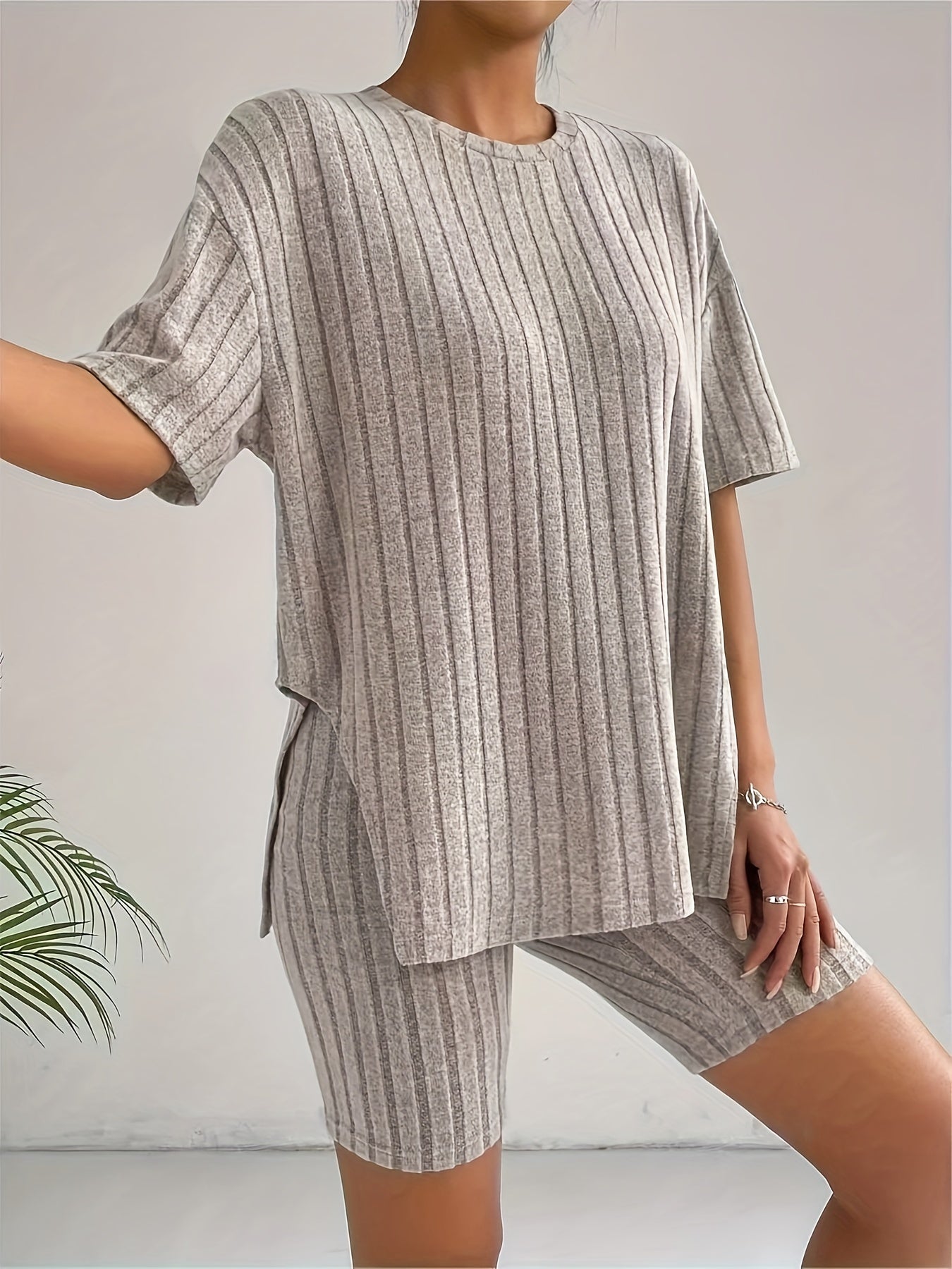 Komfortowy Damski Komplet z Prążkowanej Dzianiny - T-shirt i Spodenki