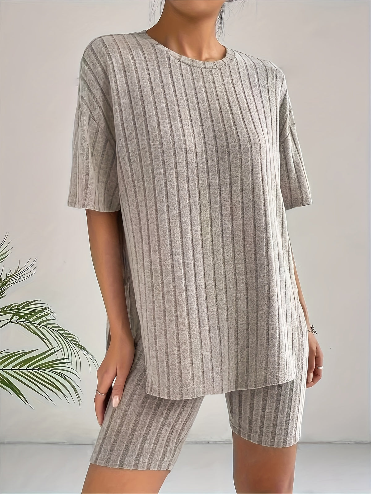 Komfortowy Damski Komplet z Prążkowanej Dzianiny - T-shirt i Spodenki