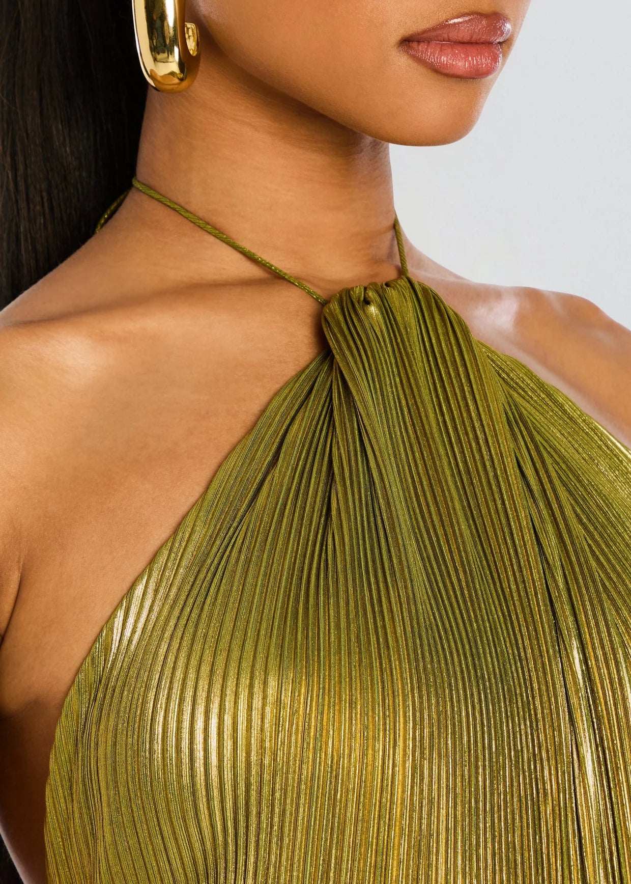 Plisowana Sukienka Maxi z Metalicznym Połyskiem i Dekoltem Halter – Elegancka Suknia Wieczorowa z Rozcięciem