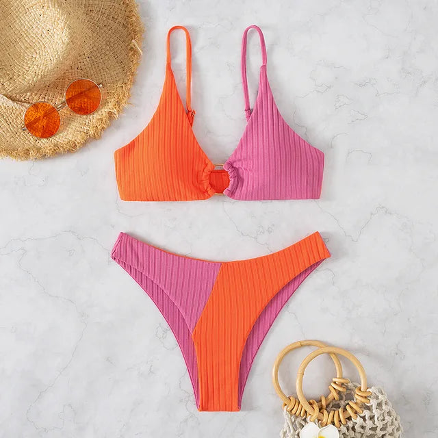 Dwukolorowy strój kąpielowy bikini – prążkowany materiał z ozdobnym pierścieniem
