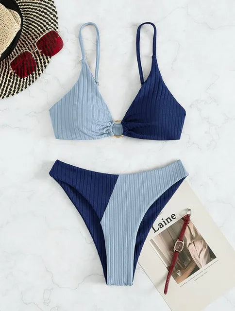 Dwukolorowy strój kąpielowy bikini – prążkowany materiał z ozdobnym pierścieniem