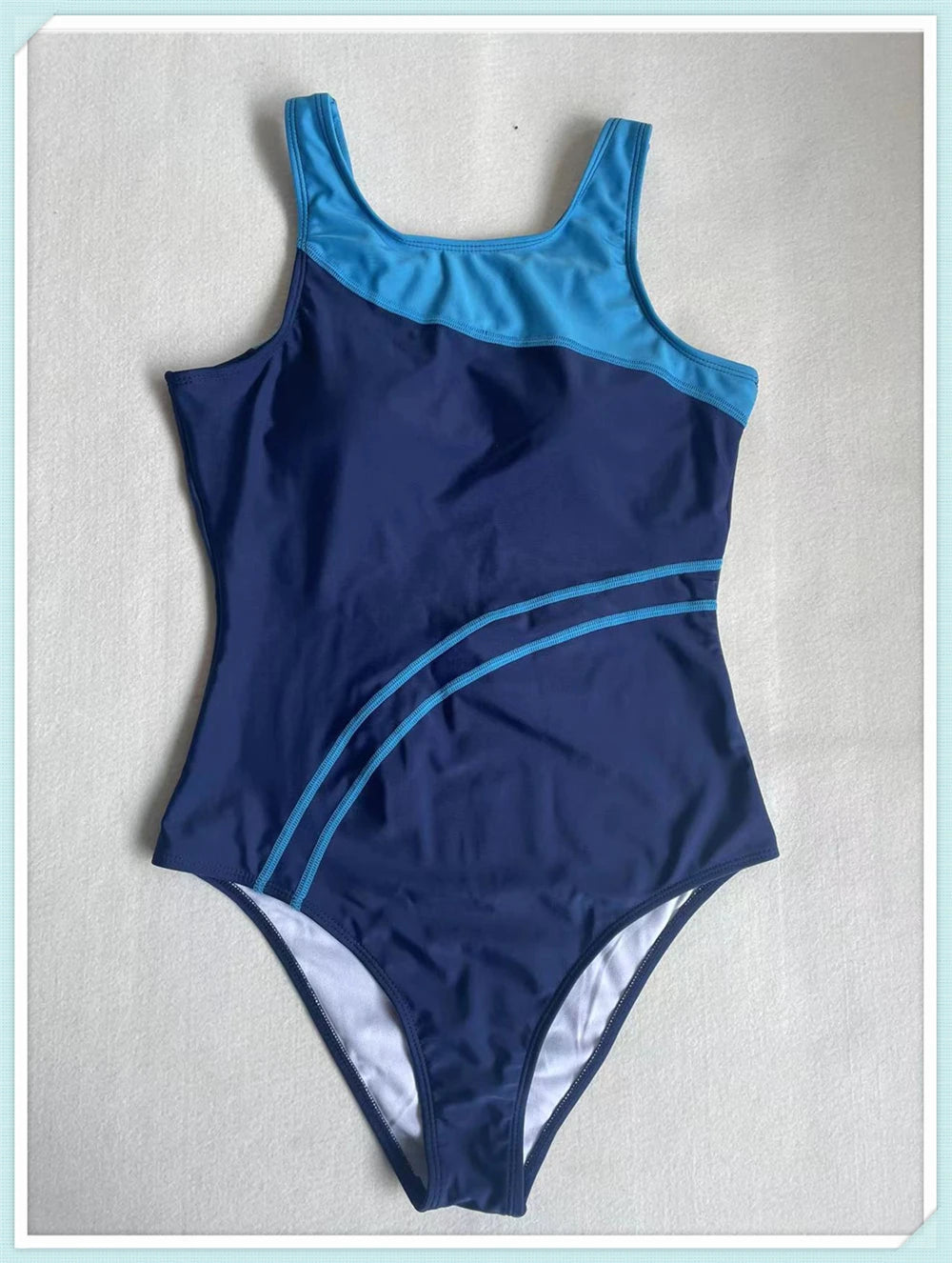 Sportowy jednoczęściowy strój kąpielowy z kontrastowymi przeszyciami