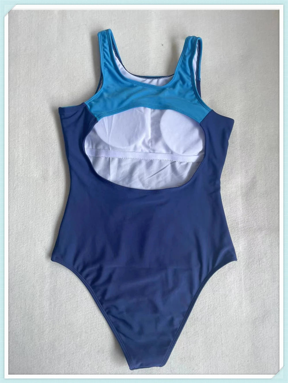 Sportowy jednoczęściowy strój kąpielowy z kontrastowymi przeszyciami