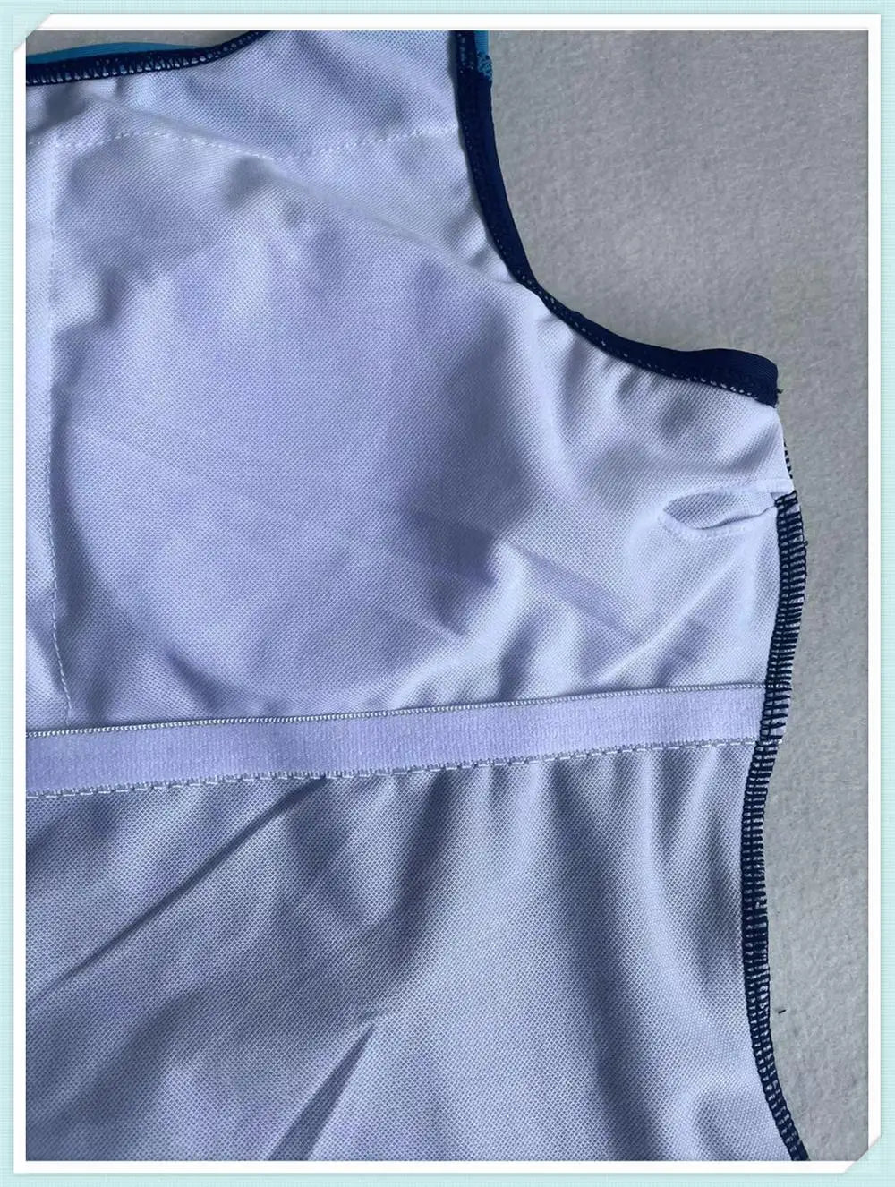 Sportowy jednoczęściowy strój kąpielowy z kontrastowymi przeszyciami