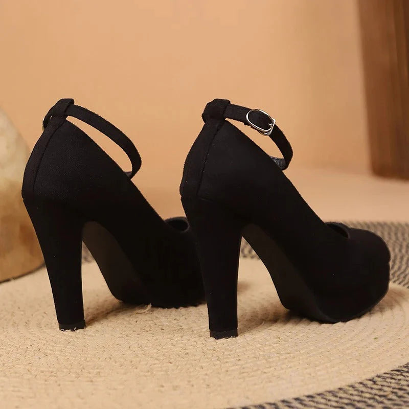 Damskie czółenka na słupku z paskiem – eleganckie buty na obcasie