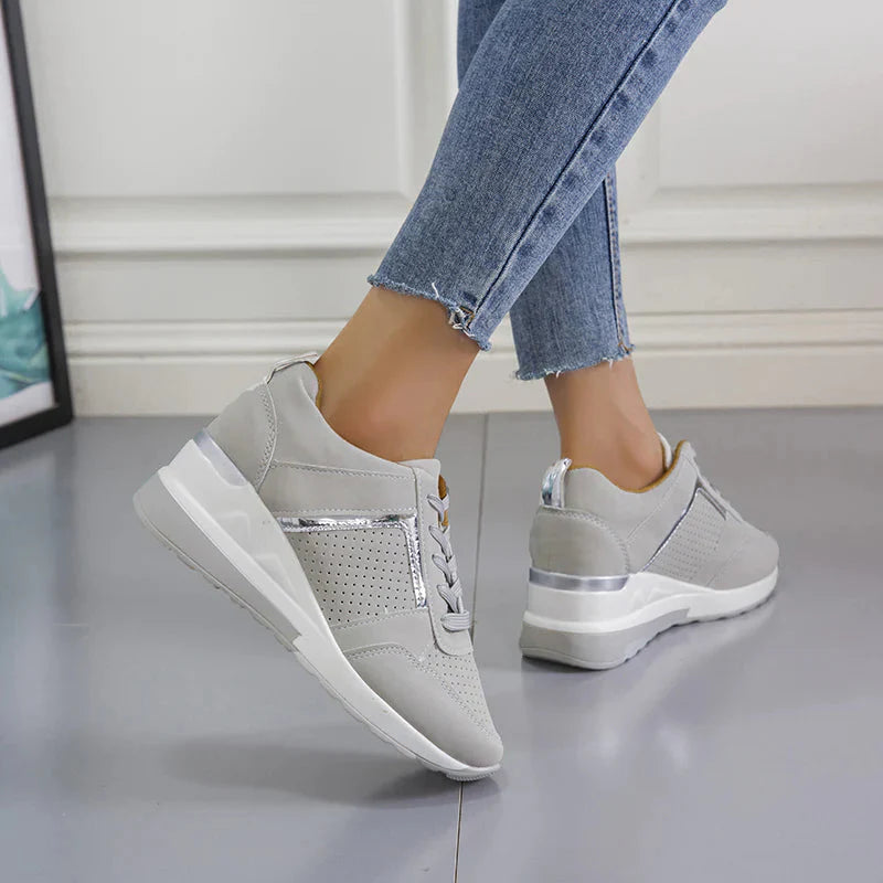 Ortopedyczne damskie sneakersy na koturnie – buty z perforowaną cholewką i amortyzującą podeszwą