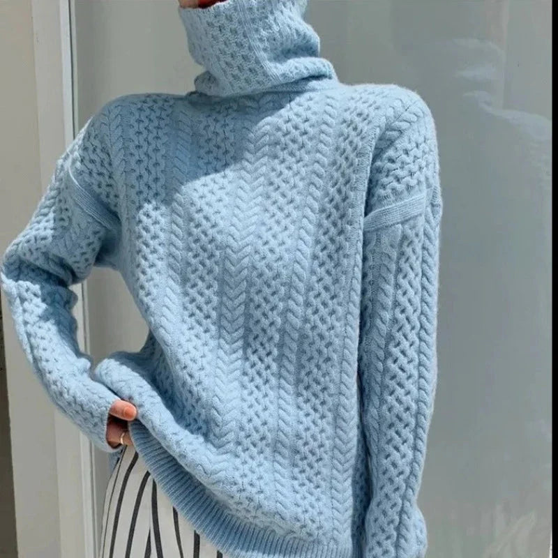 Damski sweter w warkoczowy splot z golfem – klasyczna elegancja na chłodne dni