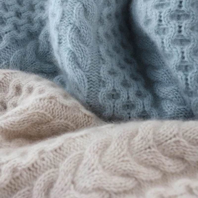 Damski sweter w warkoczowy splot z golfem – klasyczna elegancja na chłodne dni