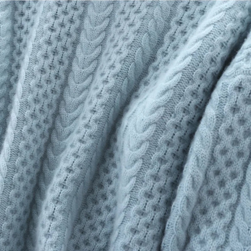 Damski sweter w warkoczowy splot z golfem – klasyczna elegancja na chłodne dni