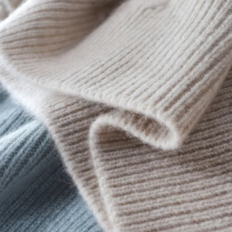 Damski sweter w warkoczowy splot z golfem – klasyczna elegancja na chłodne dni