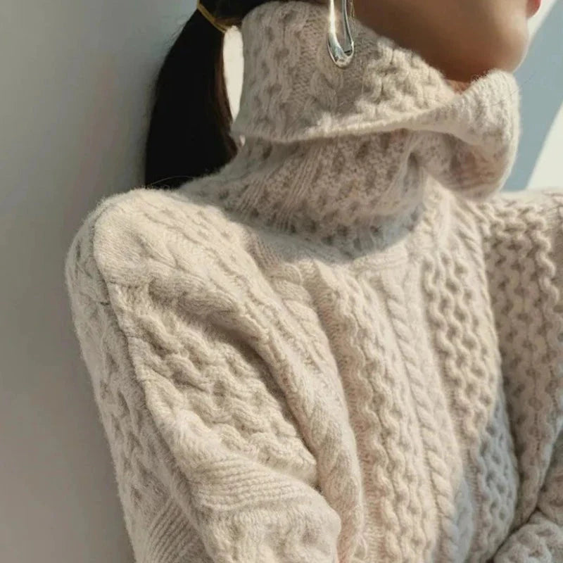Damski sweter w warkoczowy splot z golfem – klasyczna elegancja na chłodne dni