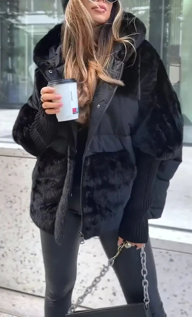 Damska puchowa kurtka z futrzanym wykończeniem i dużym kapturem – ciepło i styl w jednym