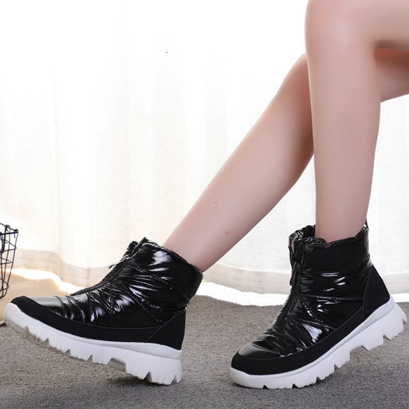 Wysokie obuwie zimowe z połyskującym wykończeniem