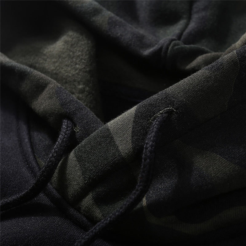 Męska bluza z kapturem i kamuflażowymi rękawami