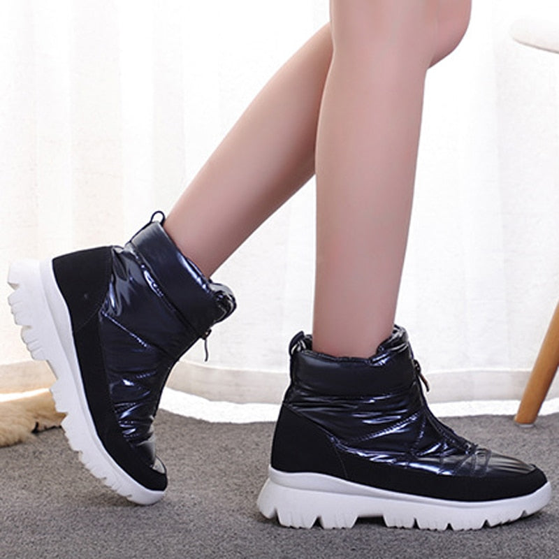 Wysokie obuwie zimowe z połyskującym wykończeniem