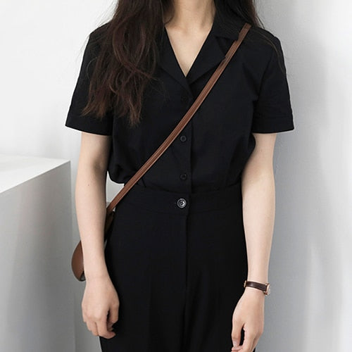 Klasyczna damska biała bluzka z krótkim rękawem