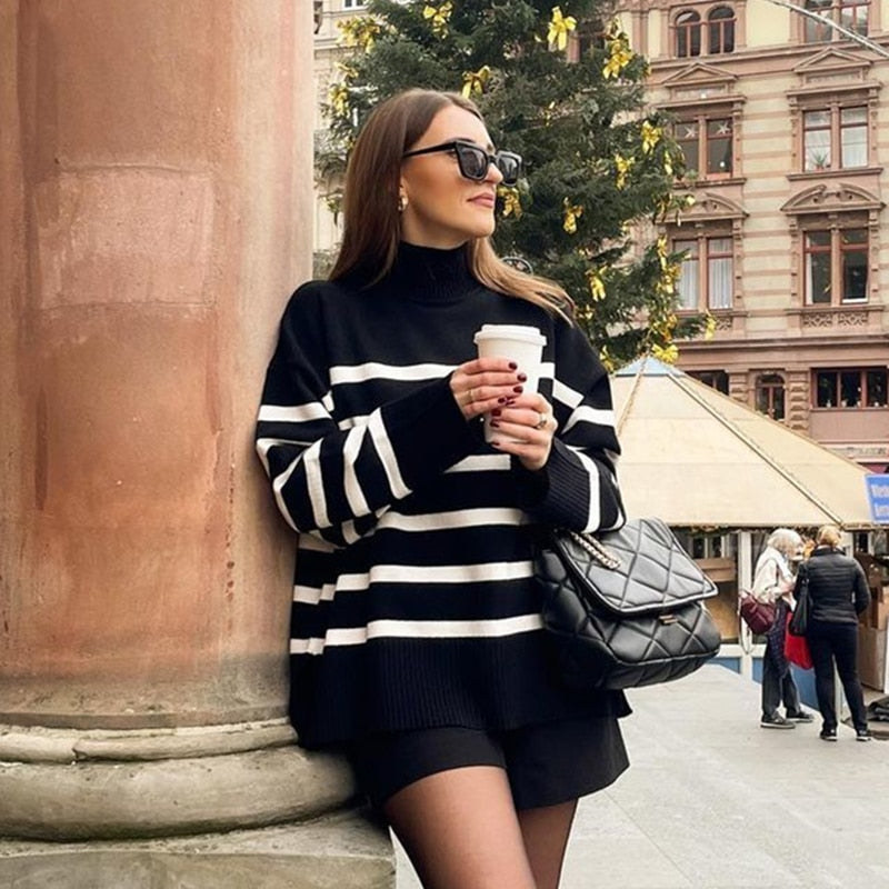 Damski sweter w czarno-białe paski z golfem