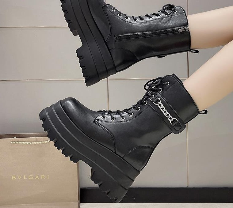 Damskie skórzane botki na platformie z nitami i paskami