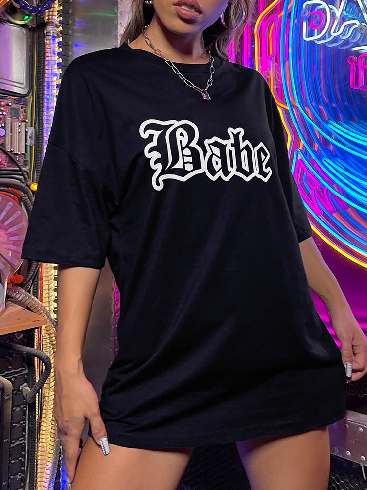 Damski t-shirt oversize z nadrukiem babe