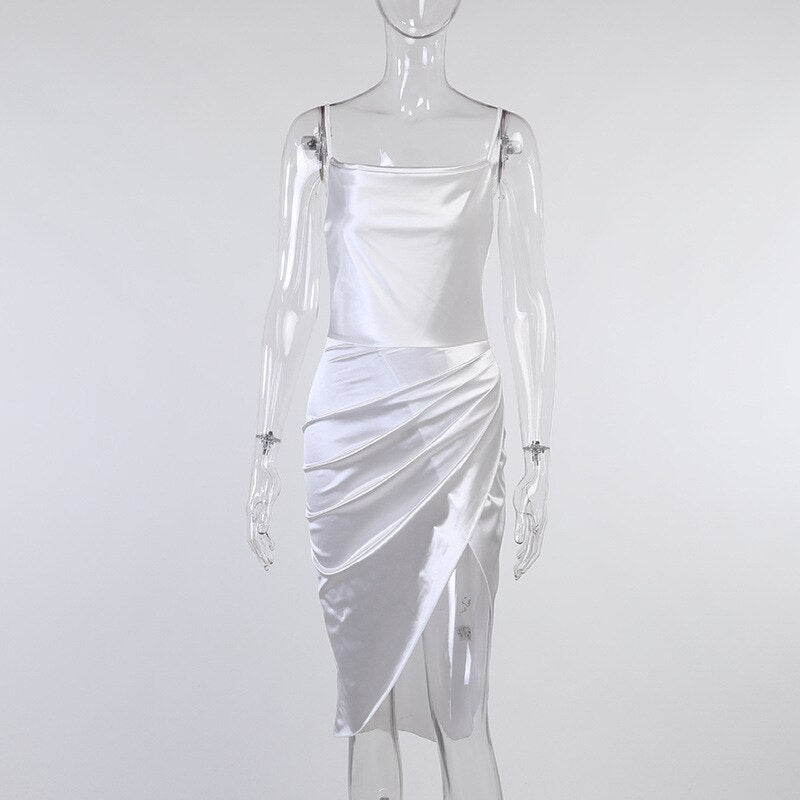 Satynowa sukienka midi na ramiączkach z rozcięciem i dekoltem typu woda