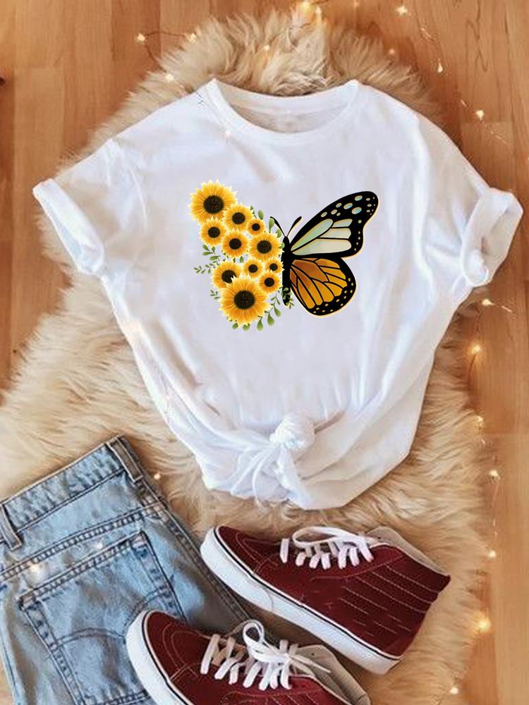 Damski t-shirt z kwiatowym motylem