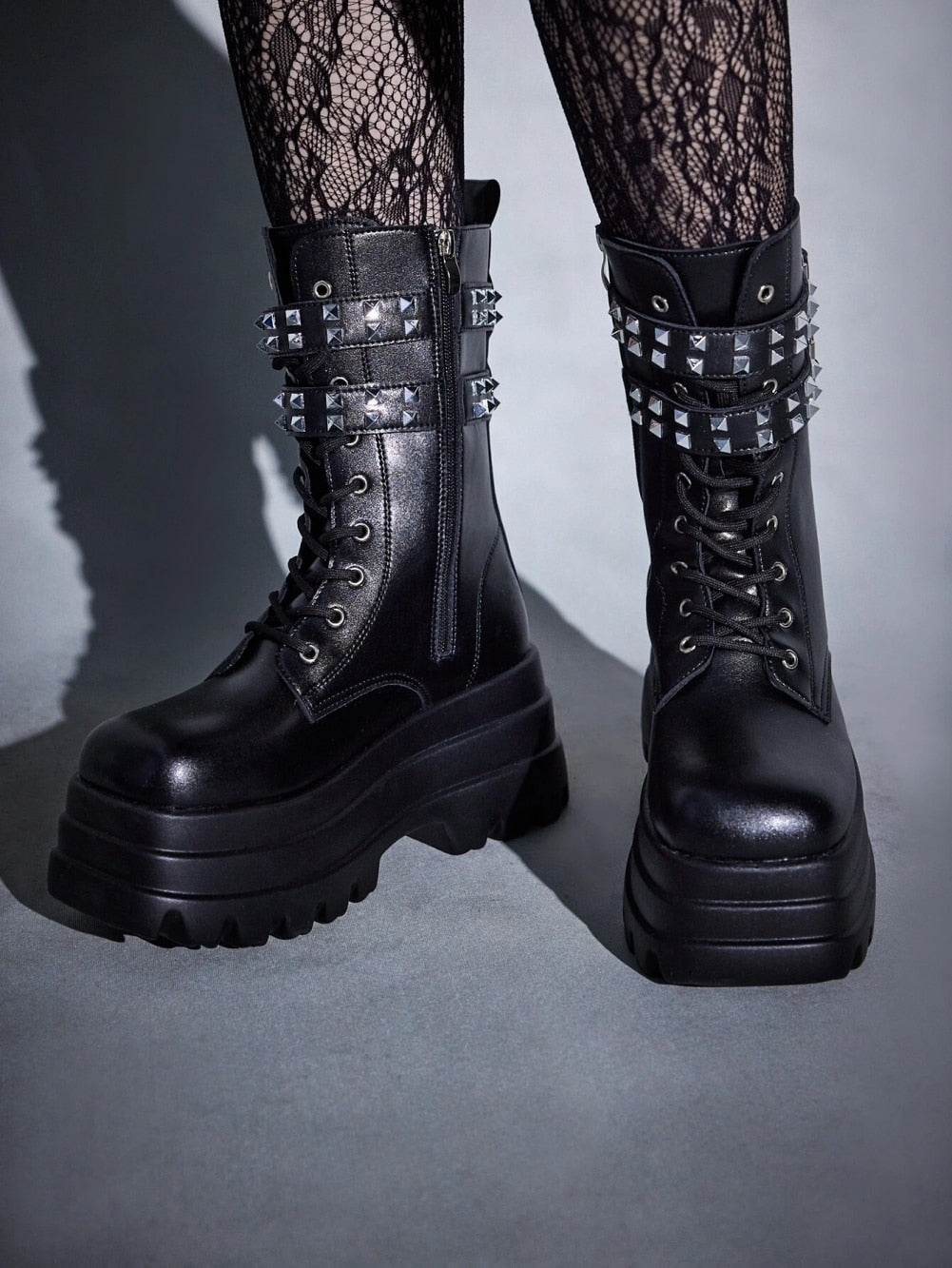 Damskie skórzane botki na platformie z nitami i paskami