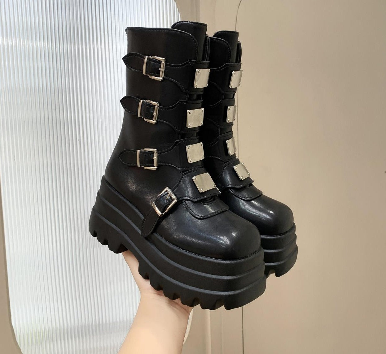 Damskie skórzane botki na platformie z nitami i paskami