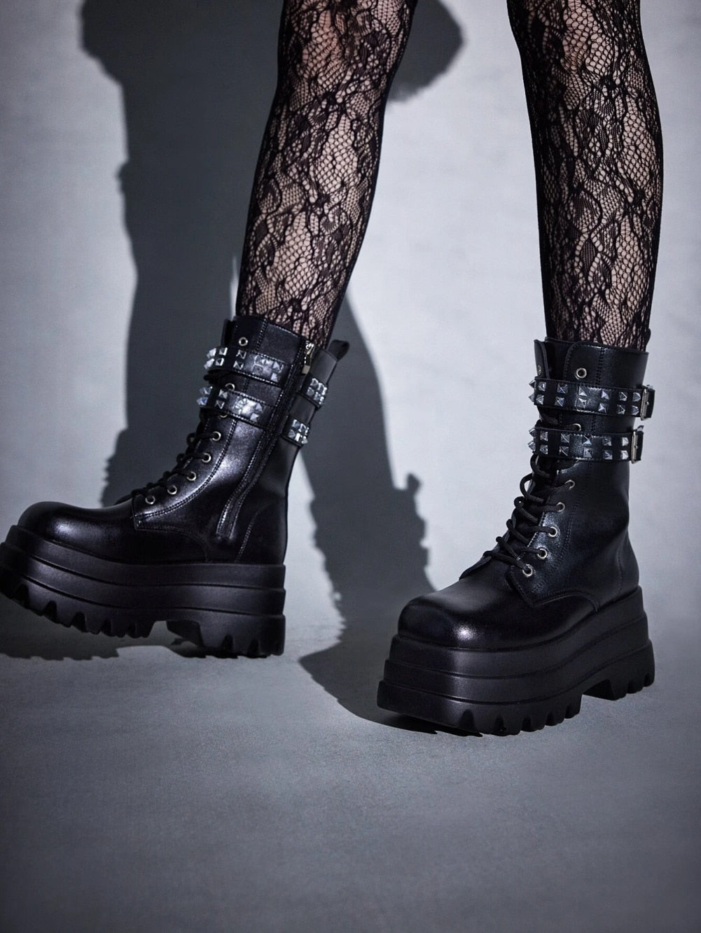 Damskie skórzane botki na platformie z nitami i paskami