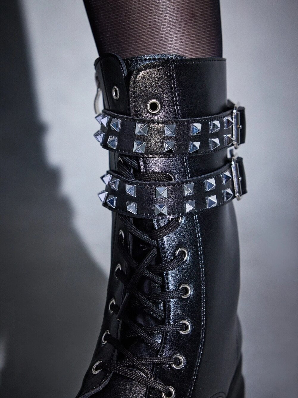 Damskie skórzane botki na platformie z nitami i paskami