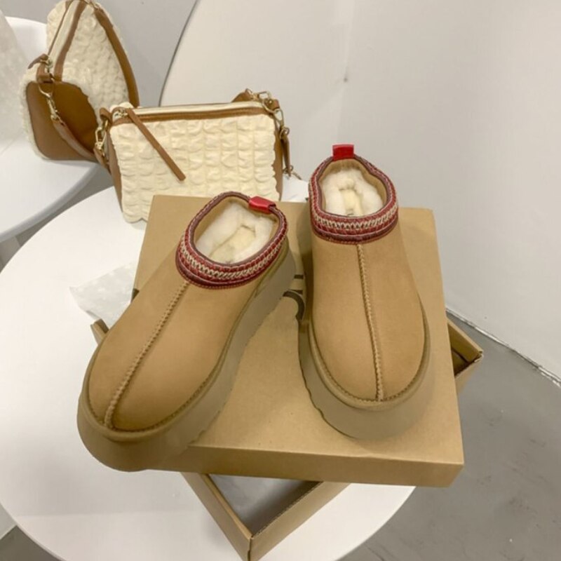 Damskie botki z ociepleniem i dekoracyjnym wykończeniem